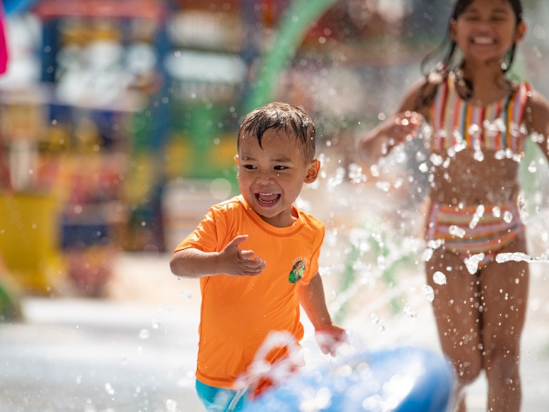 Kids splashing 